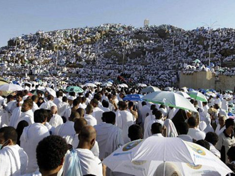 شاهد بالفيديو: حاج يؤدي مناسك الحج وهو يرقد في غيبوبة كاملة!